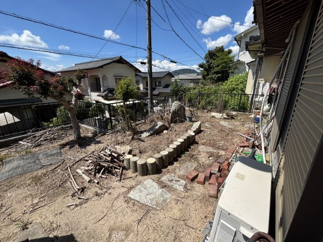 広々とした庭スペースが、この物件ならではの魅力です。ガーデニングや家庭菜園を楽しむのはもちろん、物置やアウトドアスペースとしても活用可能です。植栽やテラスを設ければさらに快適な暮らしが叶います。