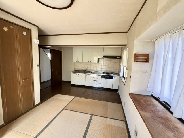 壁付けキッチンと畳スペースを組み合わせた、どこか懐かしく落ち着ける空間です。キッチンの上下には収納があり、調理器具や食器をまとめて整理できます。窓があるため、自然光を取り込みながら調理できる点も魅力。