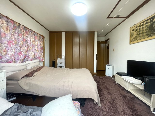 2階約8帖洋室には屋根裏収納がございます。