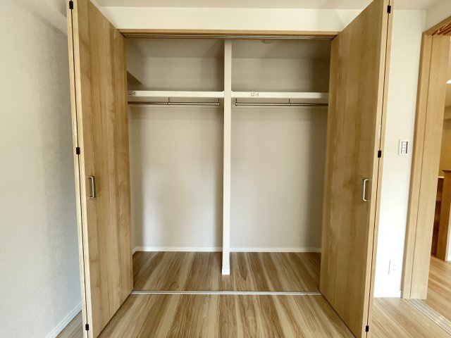 仕切りのあるクローゼットは、収納棚を追加しなくても、綺麗に整理整頓出来ます。　