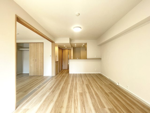 広々としたLDKは、隣接するお部屋の扉を開けて、さらに解放感ある空間に。　　