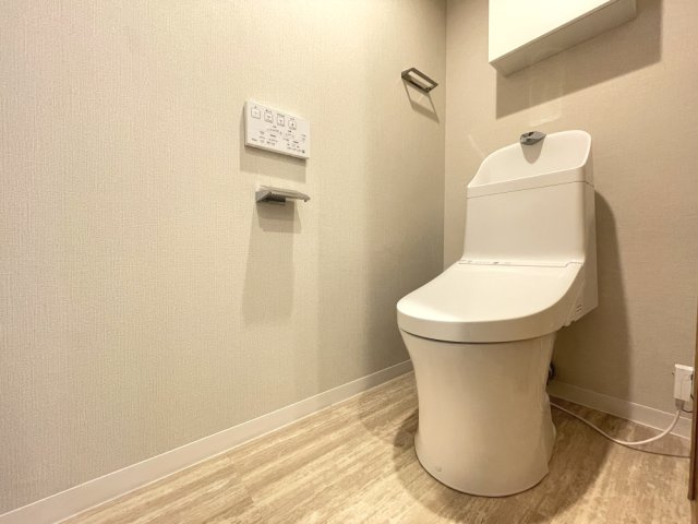 温水洗浄便座付きの清潔感あるトイレは、落ち着いた空間に。　