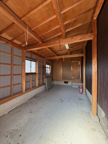 母屋の横の倉庫♪奥にもう一部屋あります♪趣味部屋にいかがでしょうか(^^)/