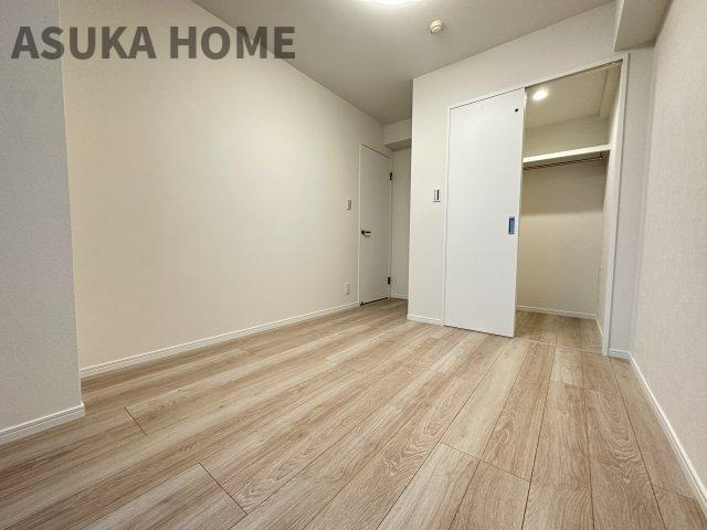 廊下側のお部屋です。主寝室としても使いやすいウォークインクローゼットつき！
