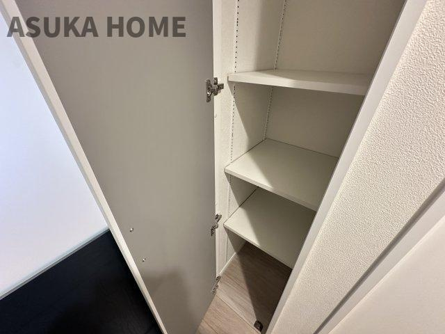 廊下収納は稼働棚なのでストック品の収納の他にも掃除機の収納など色々な使い方◎