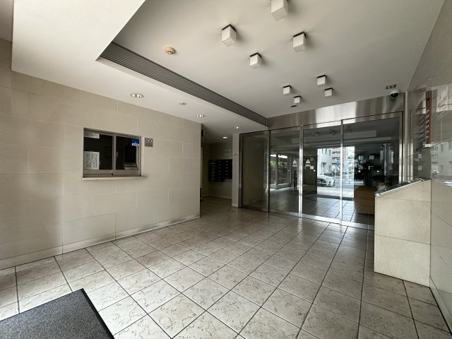 綺麗に整備されたエントランス部分です。セキュリティー面でも安心のオートロックを完備。