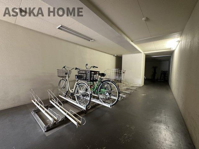 雨や日差しから大切な自転車を守る室内駐輪場。愛車の劣化を防ぎ、雨の日でも快適に出し入れできます。