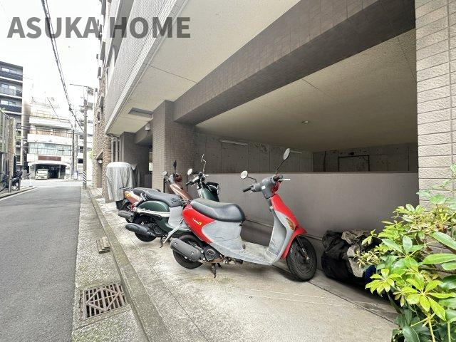 バイク置場の空き状況については、その都度、確認いたしますのでお気軽にお聞きください。