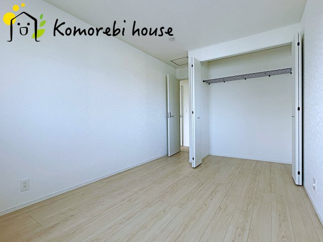落ち着いた色調の寝室です