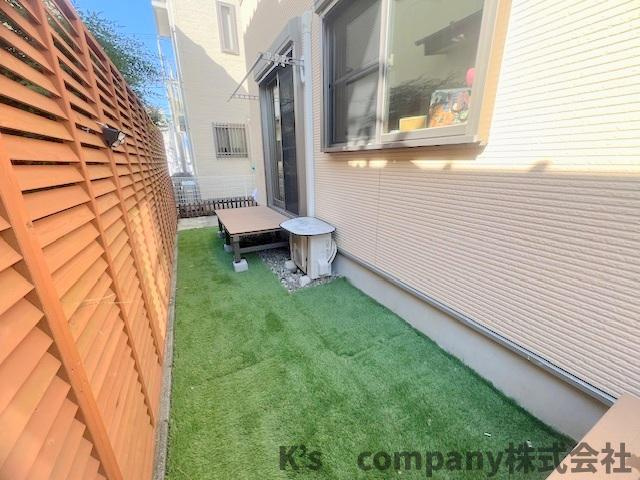 人工芝が敷かれている南東側のお庭周辺スペース◇