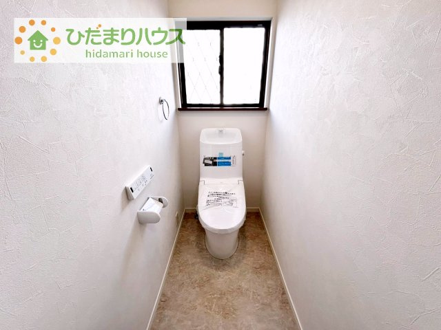 小窓が付いているので、トイレも明るい空間になっております♪