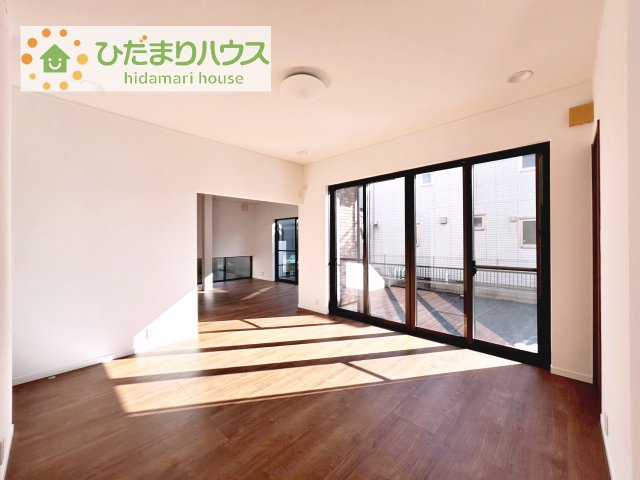 リビングの大きな窓からは、暖かな日の光が降り注ぎます・・・