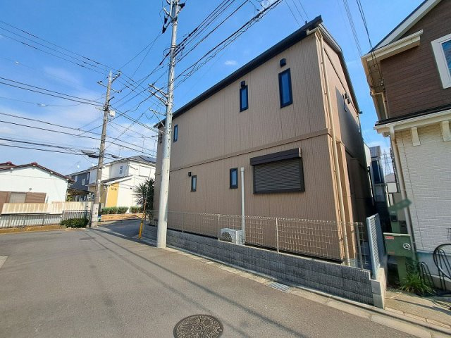 バス停『変電所東』まで徒歩2分。雨の日の通勤通学やお子様とのお出かけも便利。