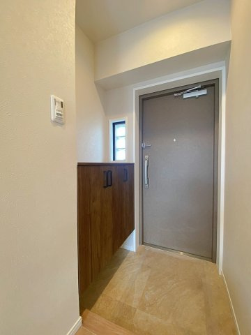 すっきりと整理整頓できる収納力を備えた使い勝手の良い玄関スペースです。ご家族や大切なゲストを心地よくお出迎えすることができ、毎日のいってきますとただいまの時間を明るく彩ります。