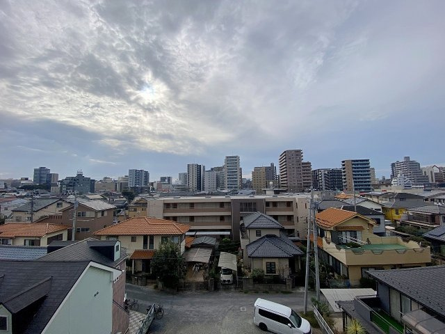 最上階ならではの開放感あふれる素晴らしい眺望が広がっています。遮るものが少ないため陽当たりや風通しも良好で、窓の外に広がる爽やかな景色を眺めながら心からリラックスできます。