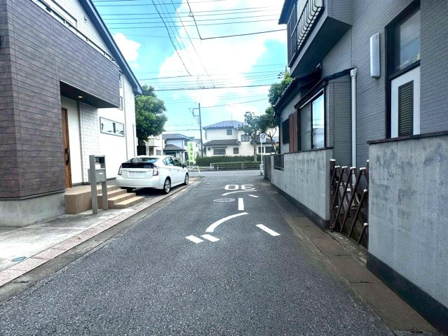 南西角地で陽当り良好！水回りの集中した家事ラク動線！リビングには開放感ある上部吹抜け！全居室収納付き・WIC・パントリー・玄関収納・豊富な収納スペース！千間台小学校まで徒歩約5分(350ｍ)です！