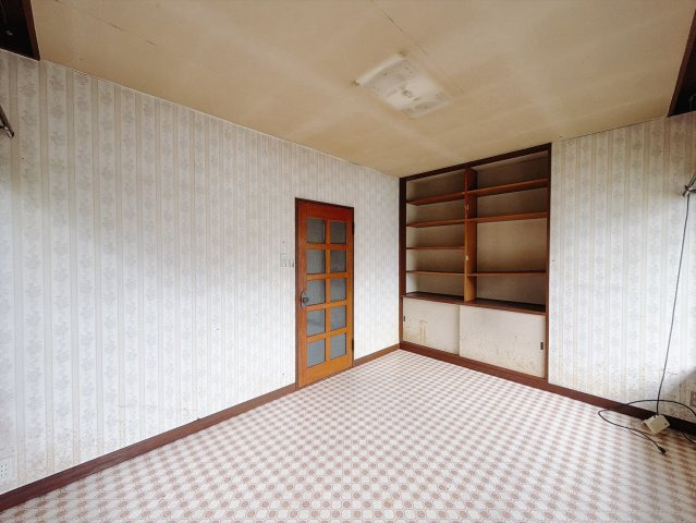 ■洋室｜心地よい日光が差し込む洋室。書斎や子供部屋など、多目的に活用できます♪