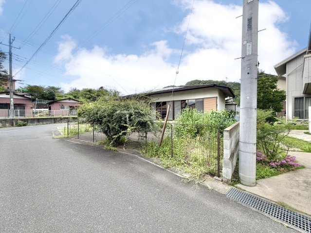 ■外観｜周囲の見渡しが良く、車の出入りの際も安全確認がしやすいため、小さなお子様がいるご家庭でも安心です♪