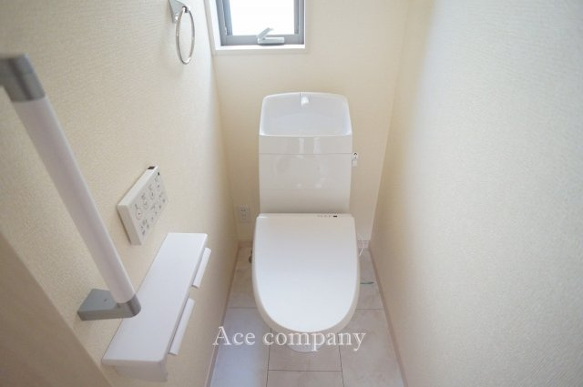 トイレは1階と2階の各階に完備♪ともに同形状のシャワートイレです☆