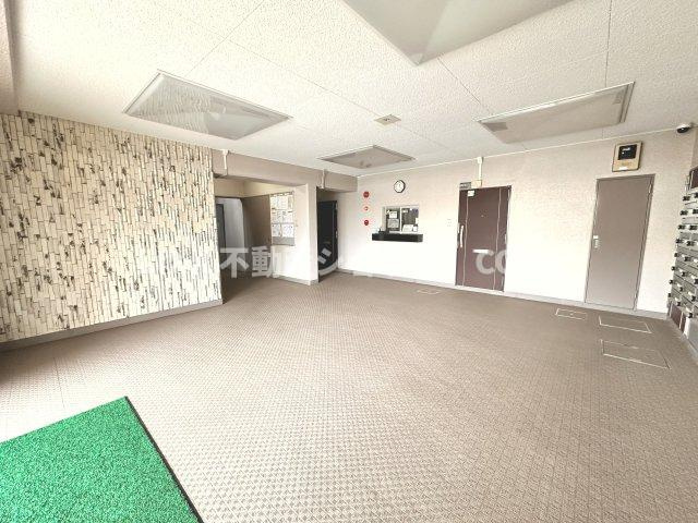 ロビーとは玄関に続く通路を兼ねた広間。共用部分になります。