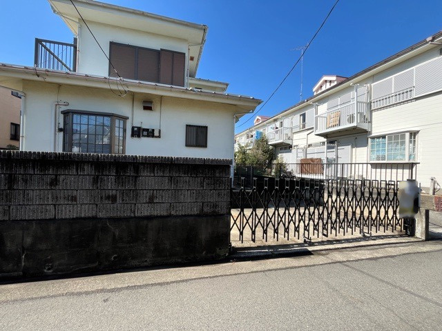 土地購入を検討されている場合、境界杭がない状態で購入してしまうと境界確定測量をする必要があり、費用がかかります。購入の前に、売主、隣土地所有者立ち合いのもと境界を確定し境界杭を設置するのがベストです。