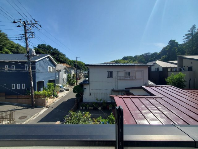 2階バルコニーからの眺望。閑静な住宅街に位置し、周辺は落ち着いた住環境が広がります。