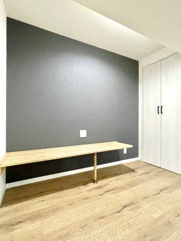 アクセントクロスが特徴的。テレビ台として活用できる棚がついています。