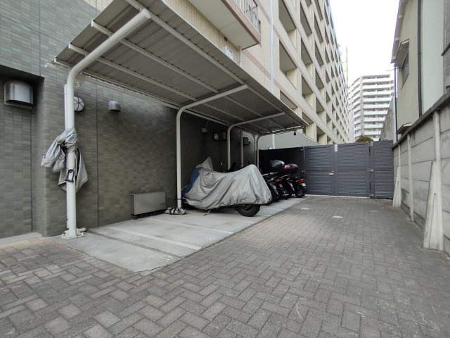 【バイク置き場】