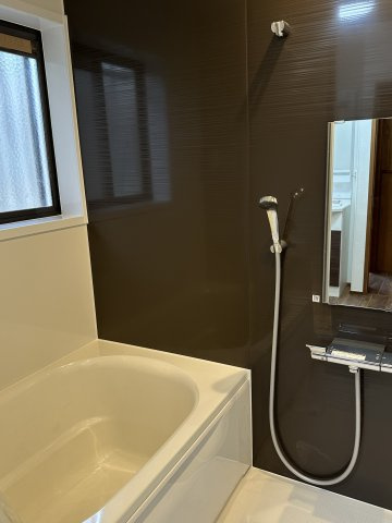 ◆お子様と一緒にバスタイムを楽しめる広々空間。浴室乾燥機付で心地よいバスタイムを実現します。　