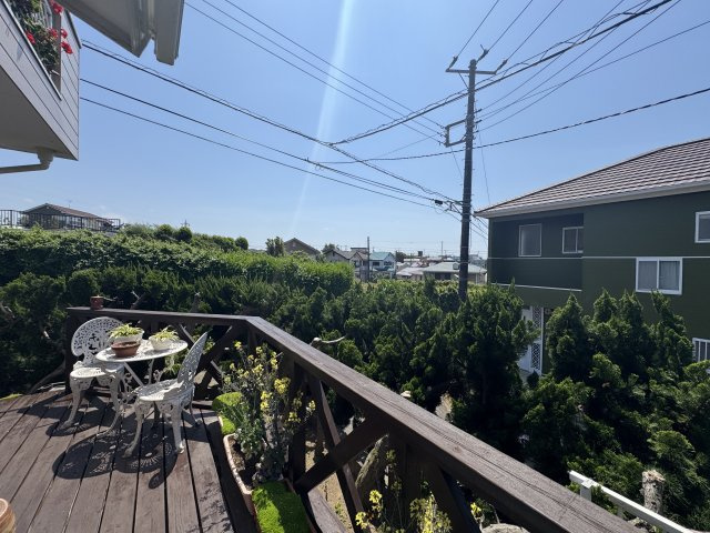 隣地とは高低差があり目線があいません