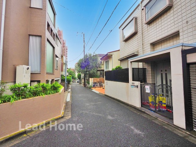 車通りが少なく落ち着いた周辺道路です！小さなお子様がいるご家庭も安心して移動ができますね♪