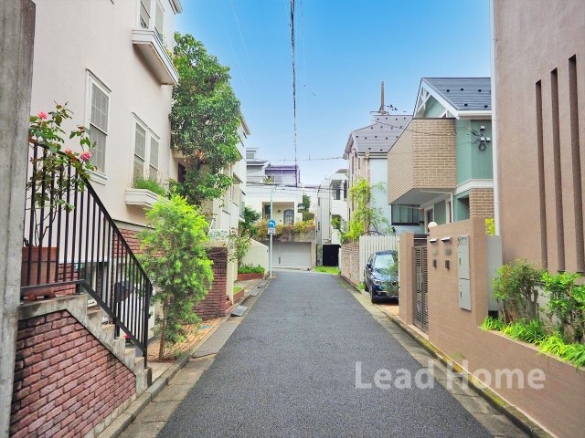 緑が感じられる穏やかな街並みが広がっています！毎日のお出かけやお買い物も気持ちよく行えますね！