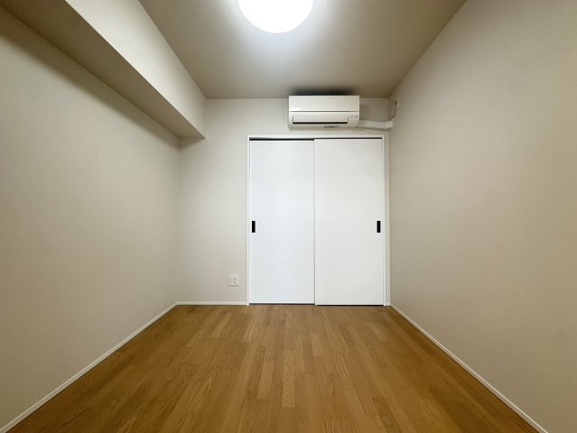 約4.5帖の洋室です。