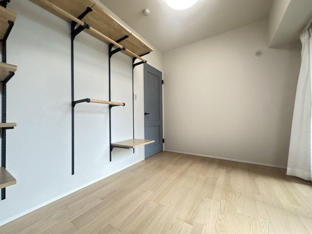 北側約5.2帖の洋室です。