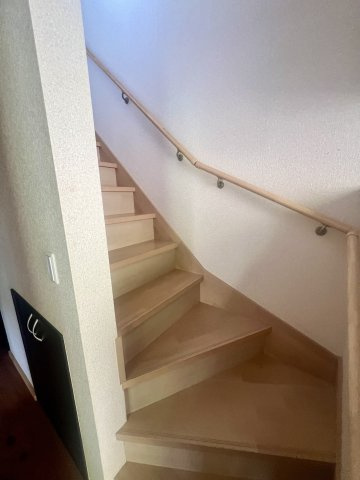 手すり付きの階段。