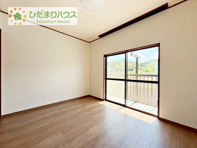 バルコニーに面した明るい洋室☆彡