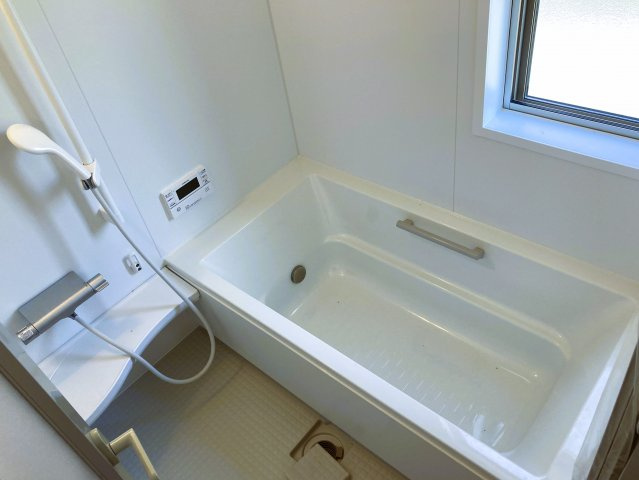 浴室です。窓も付いているので換気も問題ありません。　