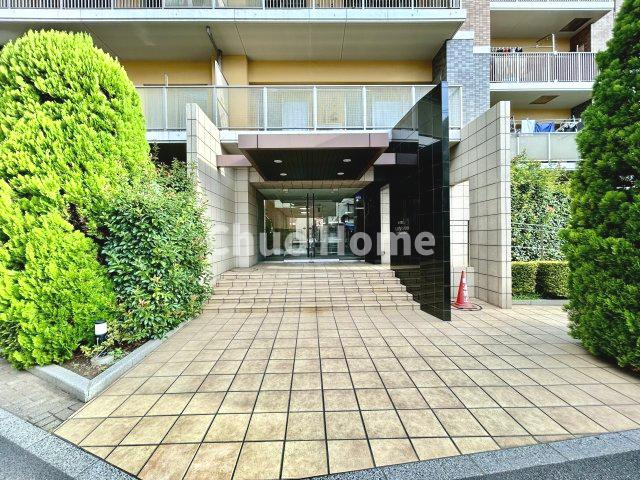 【エントランス】マンションのエントランスは、その物件の印象を決める、顔とも言える場所です。毎日通る場所ですからきれいなのが一番です。