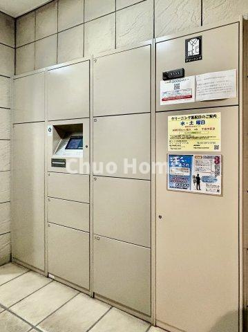 【宅配ボックス】在宅時・不在時に関わらず、居住者の代わりに非対面で宅配物を受け取ってくれる便利な設備です。わかりやすくご説明致しますので見学時にはお部屋だけではなく共用部分もぜひチェックしてください。