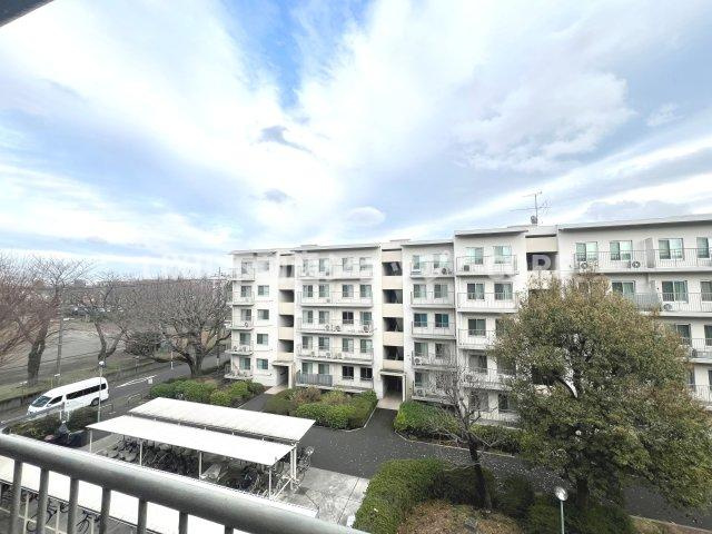 気持ちのいい空が見渡せる広いバルコニー。陽当たりも良く洗濯物やお布団もカラッと乾きそう。