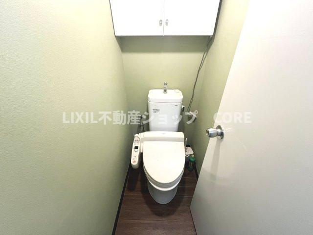 見た目もスッキリとしたデザインのトイレには温水洗浄暖房便座付き。