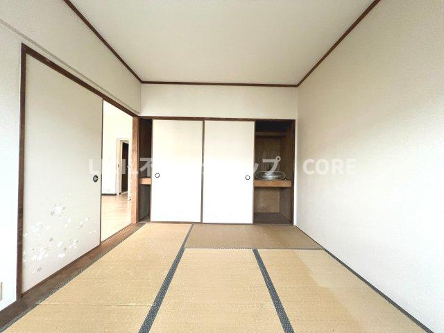 伝統的な日本情緒のある、温かみと落ち着きが感じられる和室です。