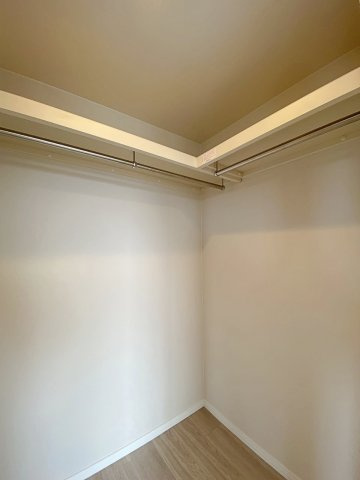 衣類はもちろん、スーツケースや季節家電なども一括整理できる大容量のウォークインクローゼットです。お部屋全体の収納力を高め、居住空間をより広々と有効活用していただける快適な設備です。