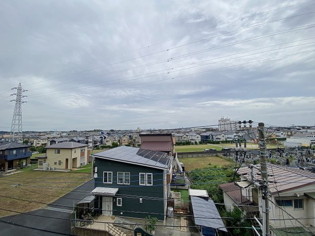 前面に遮るものがなく、開放感に満ちた爽やかな眺望が広がっています。青空を仰ぎ見ながら心地よい風を感じられる贅沢な環境。毎日の暮らしにやすらぎとゆとりを与えてくれる魅力的なロケーションです。