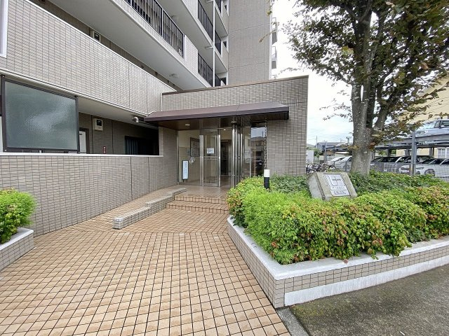 清潔感のある洗練されたアプローチが印象的なエントランス外観です。毎日の出入りをスムーズにするフラットな設計となっており、　住まう方や訪れるお客様を優しく心地よく迎え入れてくれるアプローチ空間です。