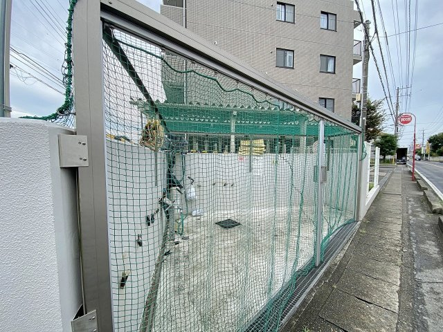 綺麗に管理・清掃されている清潔感のある敷地内ゴミ置場です。日々の暮らしの快適さを支える大切な共用部であり、住環境の質の高さと丁寧な管理体制がしっかりと伺える嬉しいポイントとなっています。