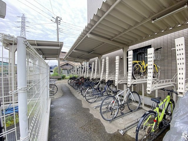 屋根付きで雨の日でも愛車を綺麗に保管できる安心の駐輪場スペースです。きれいに整備されており、自転車の出し入れもスムーズに行えます。日々の通勤や通学、ちょっとしたお買い物時にも大変便利です。