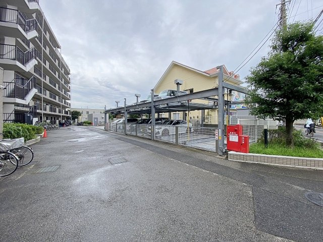ゆとりある駐車スペースを確保した敷地内駐車場です。お車の出し入れがスムーズに行える配慮された動線設計が魅力。愛車を身近に保管でき、週末のお出かけやお買い物時の移動も快適にサポートします。