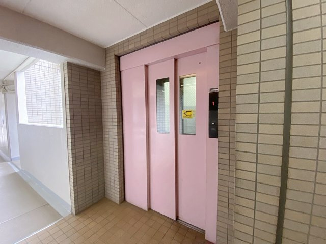 館内にはエレベーターがしっかり完備されているため、上階へのお移動も大変スムーズです。重いお荷物を持っている日やお買い出し帰り、体調が優れない時でも快適に各階へアクセスしていただけます。