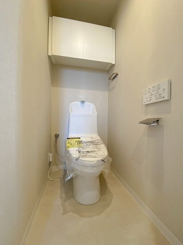快適な温水洗浄便座付きのトイレに新規交換いたしました。お手入れがしやすい衛生的な最新モデルを採用。吊戸棚や省スペース収納を活用すれば、トイレットペーパー等の備品もすっきりと整理収納可能です。